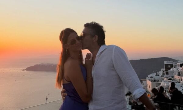 Φίλιππος Μιχόπουλος – Κωνσταντίνα Ευρυπίδου: Αγκαλιασμένοι ποζάρουν στο ηλιοβασίλεμα της Σαντορίνης