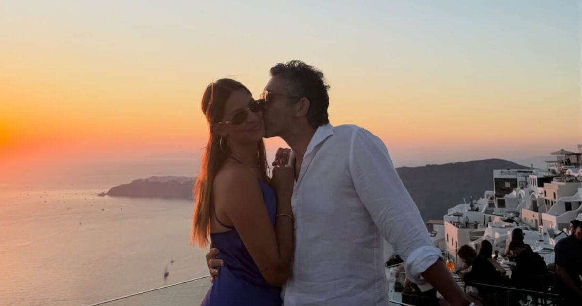 Φίλιππος Μιχόπουλος – Κωνσταντίνα Ευρυπίδου: Αγκαλιασμένοι ποζάρουν στο ηλιοβασίλεμα της Σαντορίνης