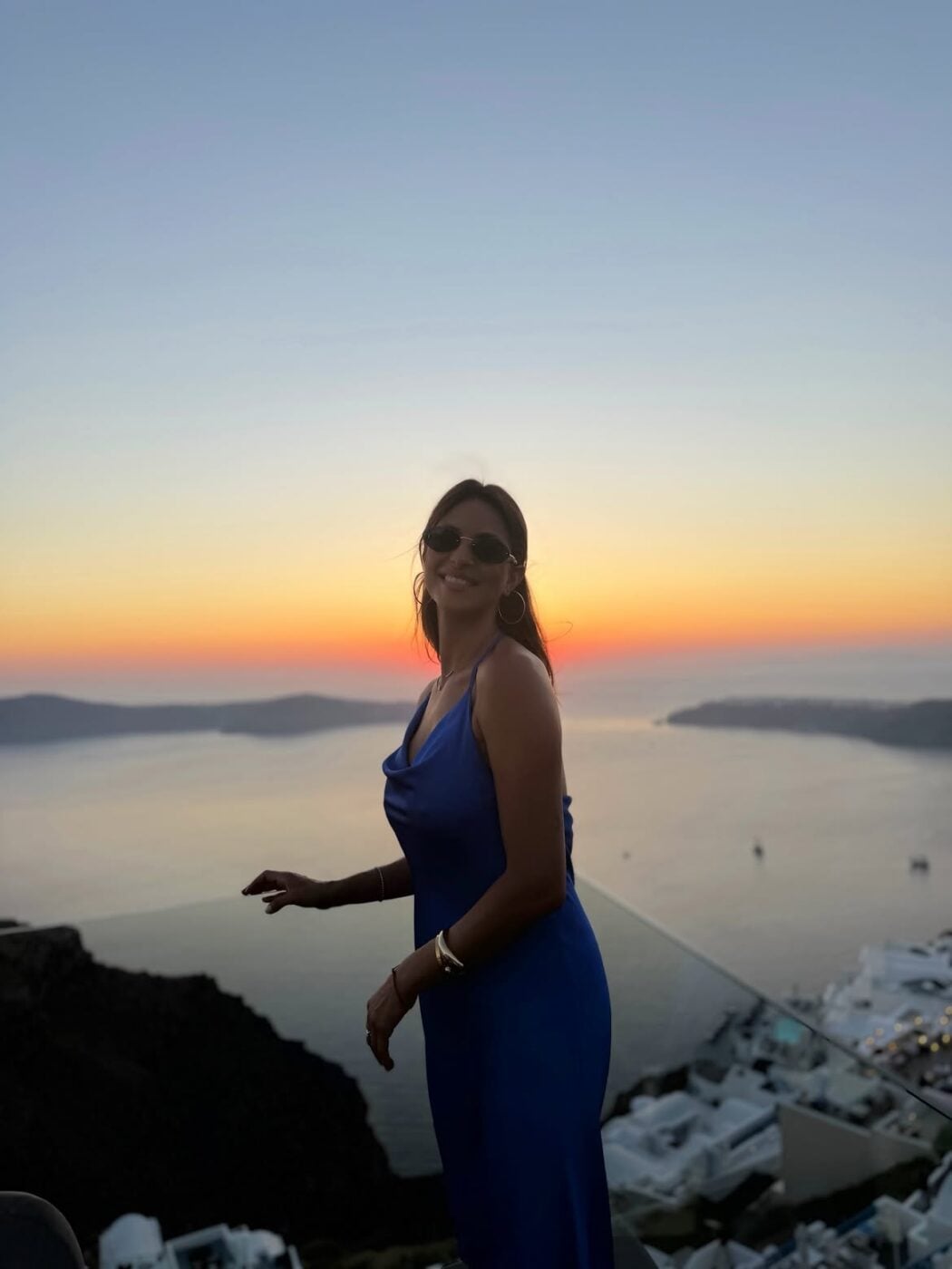 Φίλιππος Μιχόπουλος – Κωνσταντίνα Ευρυπίδου: Αγκαλιασμένοι ποζάρουν στο ηλιοβασίλεμα της Σαντορίνης