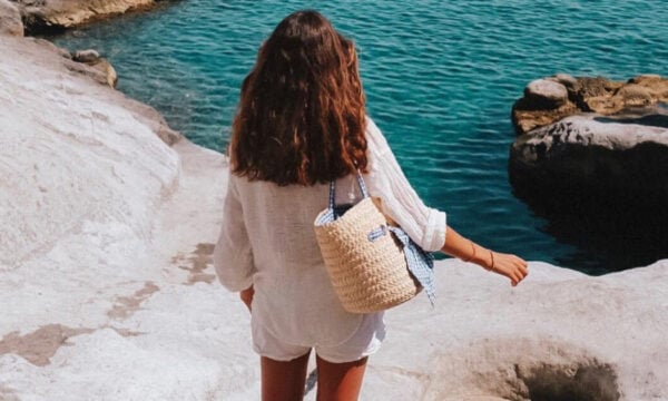 Τσάντα θαλάσσης: Τι πρέπει να έχει σίγουρα μέσα για την παραλία