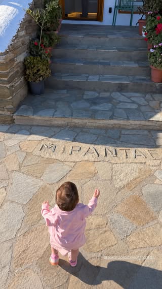 Αντρέας Γεωργίου – Σιμώνη Χριστοδούλου: Στην Τήνο με την ενός έτους κόρη τους, φωτογραφίες