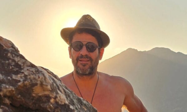Αλέξης Γεωργούλης: Φωτογραφίες με μαγιό στην παραλία από τις διακοπές του