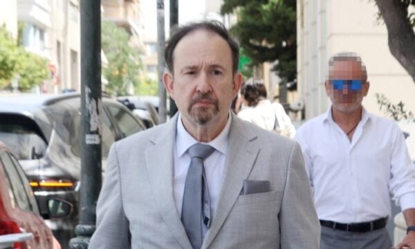 Γιάννης Παπαμιχαήλ: Πόζαρε έξω από την πολυκατοικία όπου γυρίστηκαν οι «Διπλοπενιές» – Η ιστορία της ταινίας των γονιών του