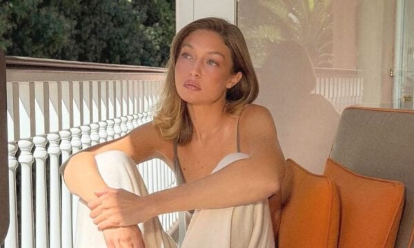 Gigi Hadid: Ποζάρει με αποχρωματισμένα φρύδια – Η τάση που μεταμορφώνει το πρόσωπο παραμένει στο προσκήνιο