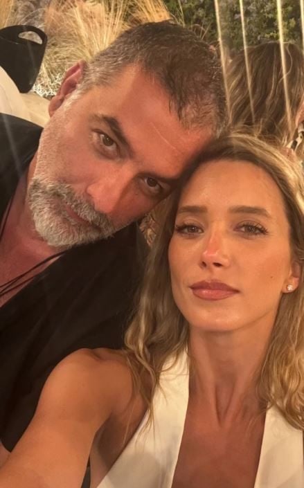 Δέσποινα Βανδή – Βασίλης Μπισμπίκης: Βραδινή έξοδος από την Πάρο στην Αντίπαρο με τον Λάκη Λαζόπουλο