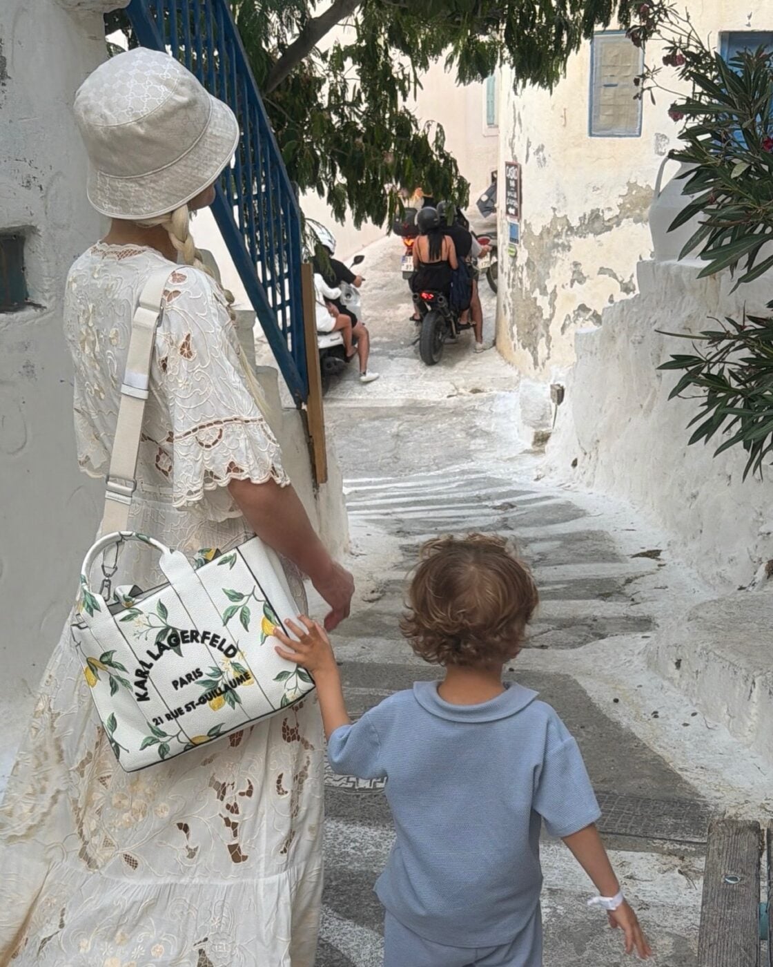 Πάρις Χίλτον: Οικογενειακές διακοπές στην Ελλάδα από τη Σαντορίνη στην Αστυπάλαια