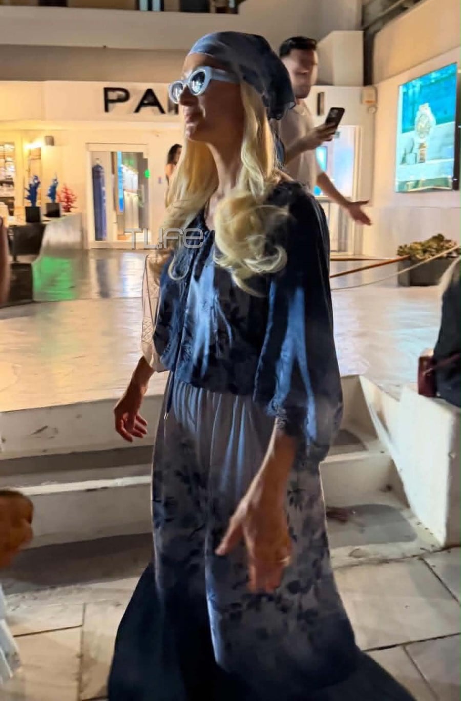 Paris Hilton στη Σαντορίνη: Φωτογραφίες από τη βόλτα της στην Οία