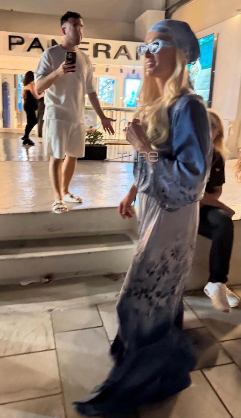 Paris Hilton στη Σαντορίνη: Φωτογραφίες από τη βόλτα της στην Οία