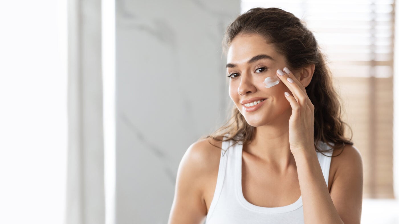 Post-holiday skincare: Τι χρειάζεται η επιδερμίδα μετά τις καλοκαιρινές διακοπές