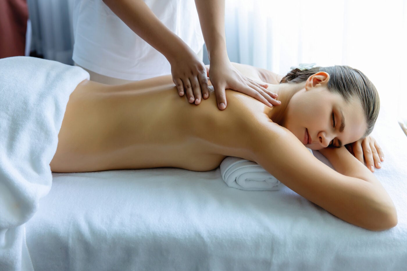 Dry brushing και λεμφικό μασάζ: Τι προσφέρουν πραγματικά και γιατί έχουν γίνει δημοφιλή wellness rituals