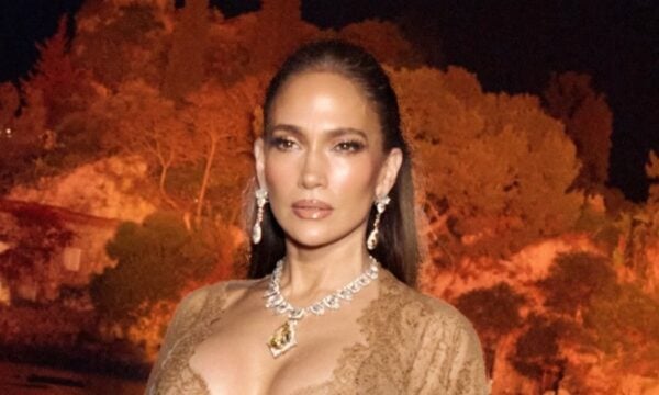 Lumière Nude μανικιούρ: Το nail look της Jennifer Lopez και ο μινιμαλισμός