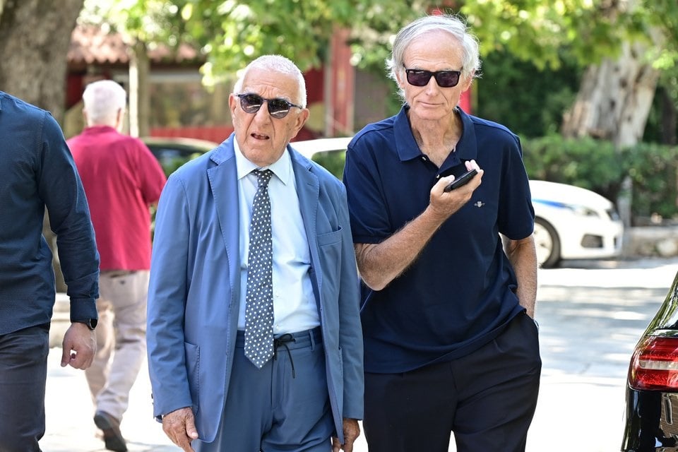 Στέφανος Μάνος: Η οικογένειά του στο τελευταίο αντίο – Φωτογραφίες