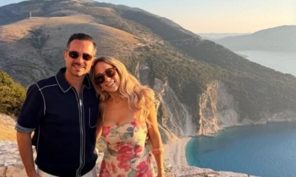 Καλομοίρα – Γιώργος Μπούσαλης: Οικογενειακή φωτογραφία από τις διακοπές στη Σαντορίνη με τα τρία τους παιδιά