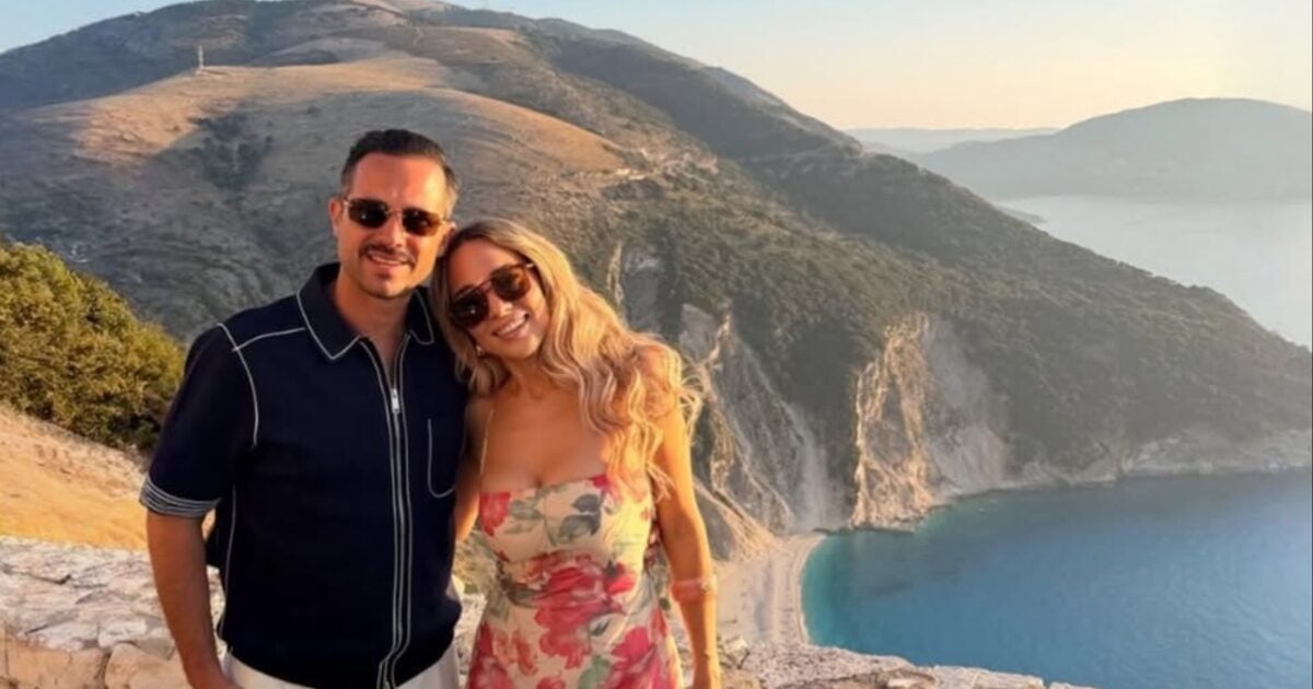 Καλομοίρα – Γιώργος Μπούσαλης: Οικογενειακή φωτογραφία από τις διακοπές στη Σαντορίνη με τα τρία τους παιδιά