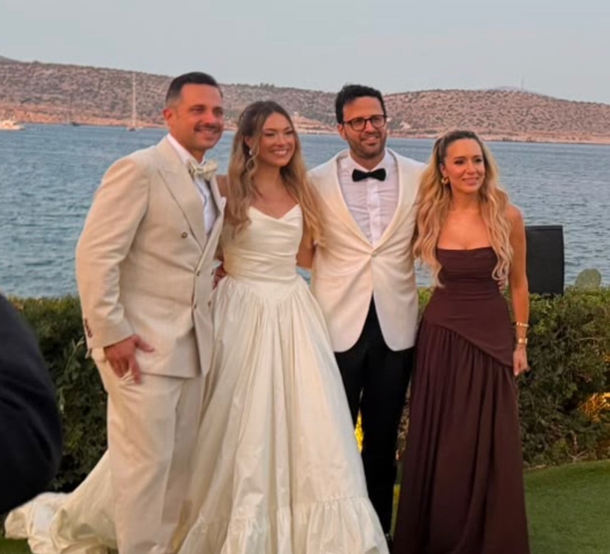 Καλομοίρα – Γιώργος Μπούσαλης: Κουμπάροι σε γάμο φίλων τους – Φωτογραφίες