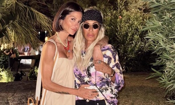 Σοφία Καρβέλα: Η εμφάνιση της Άννας Βίσση σε βίντεό της – «Κλέβει την παράσταση ως συνήθως»