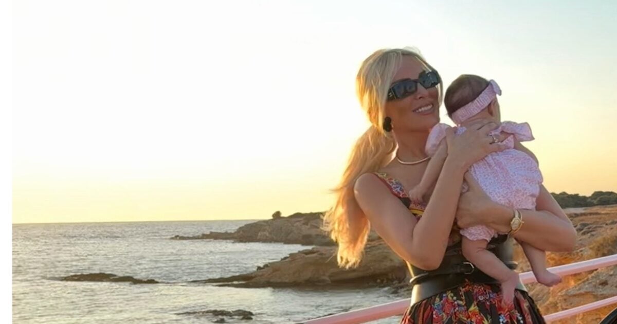 Κατερίνα Καινούργιου: Αγκαλιά με την τεσσάρων μηνών κόρη της στην Πάρο με φόντο το ηλιοβασίλεμα