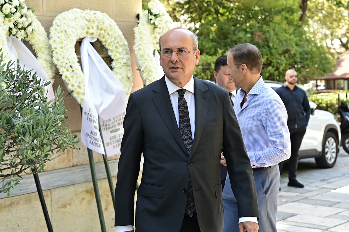 Στέφανος Μάνος: Η οικογένειά του στο τελευταίο αντίο – Φωτογραφίες