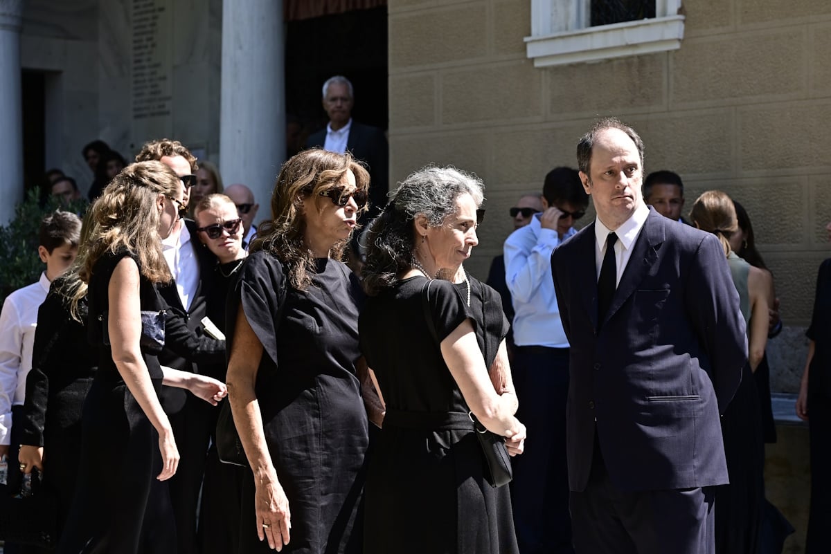 Στέφανος Μάνος: Η οικογένειά του στο τελευταίο αντίο – Φωτογραφίες