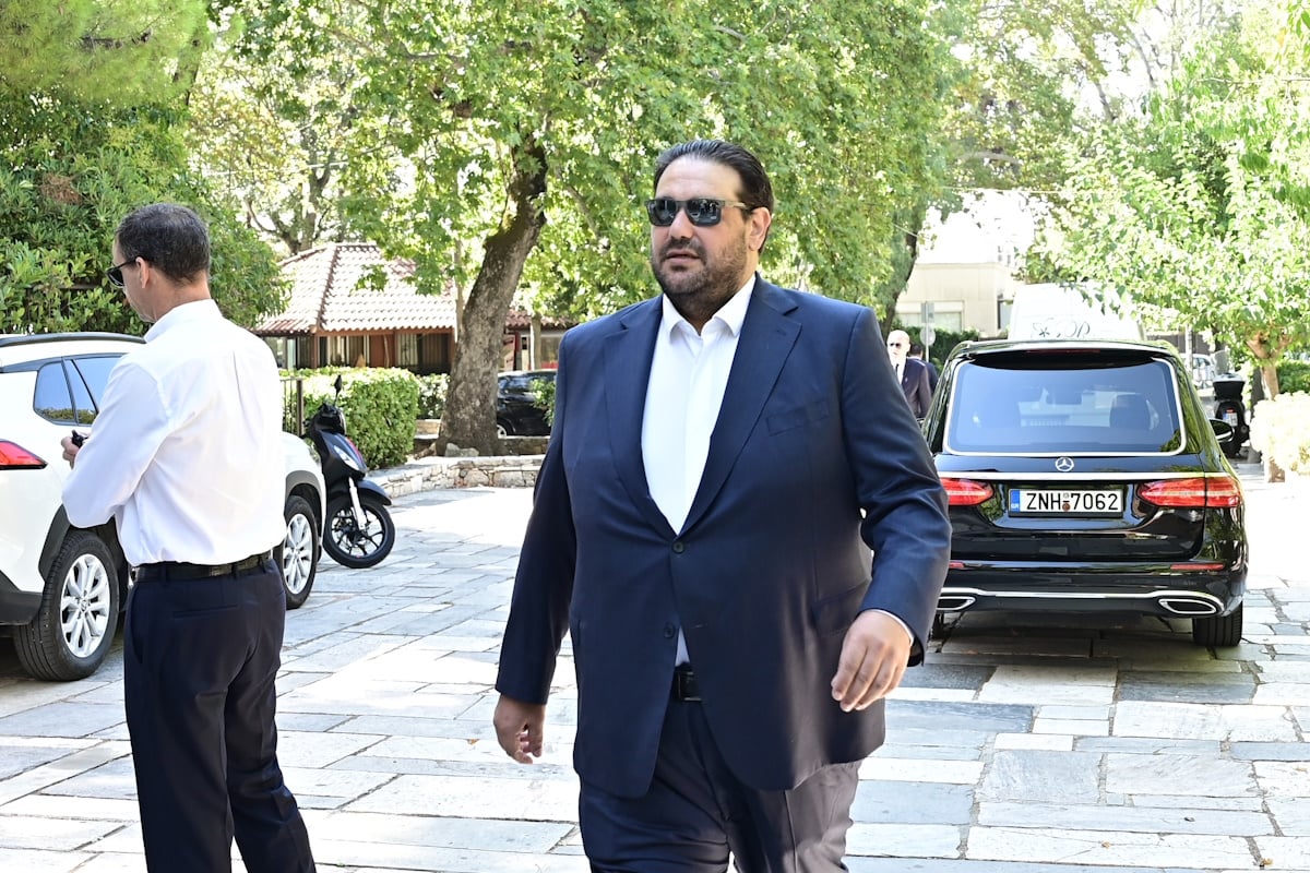 Στέφανος Μάνος: Η οικογένειά του στο τελευταίο αντίο – Φωτογραφίες