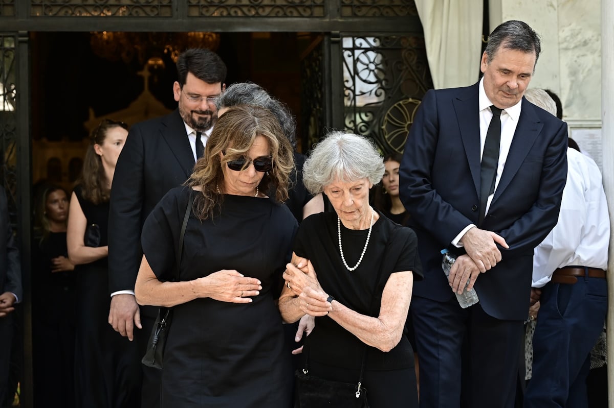 Στέφανος Μάνος: Η οικογένειά του στο τελευταίο αντίο – Φωτογραφίες