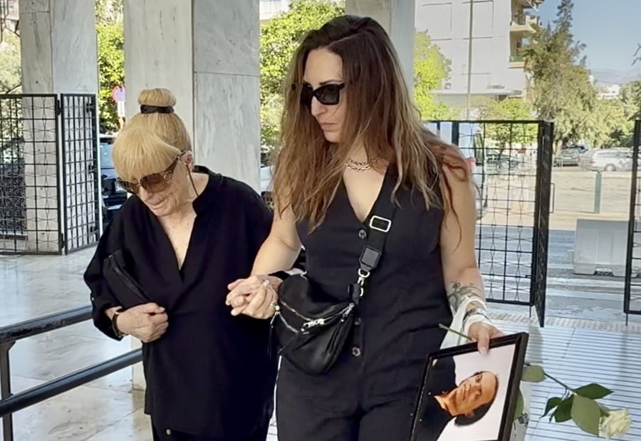Λάκης Χαλκιάς: Η σύζυγός του στο τελευταίο αντίο στο Α’ Νεκροταφείο Αθηνών