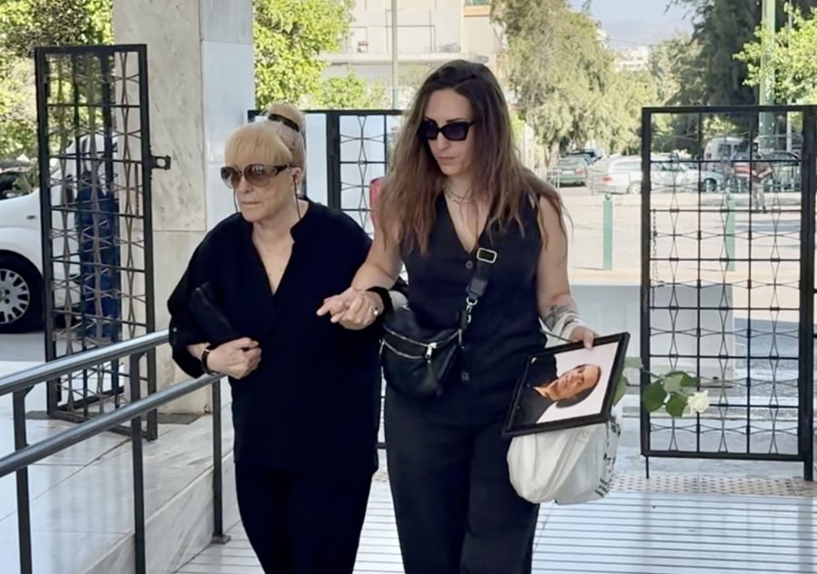 Λάκης Χαλκιάς: Η σύζυγός του στο τελευταίο αντίο στο Α’ Νεκροταφείο Αθηνών