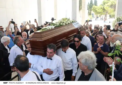Κηδεία Νίκου Καλογερόπουλου: Ο Πάνος Βλάχος σπάραξε στο κλάμα πάνω από το φέρετρο (φωτογραφίες)
