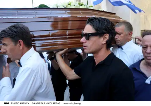 Κηδεία Νίκου Καλογερόπουλου: Ο Πάνος Βλάχος σπάραξε στο κλάμα πάνω από το φέρετρο (φωτογραφίες)