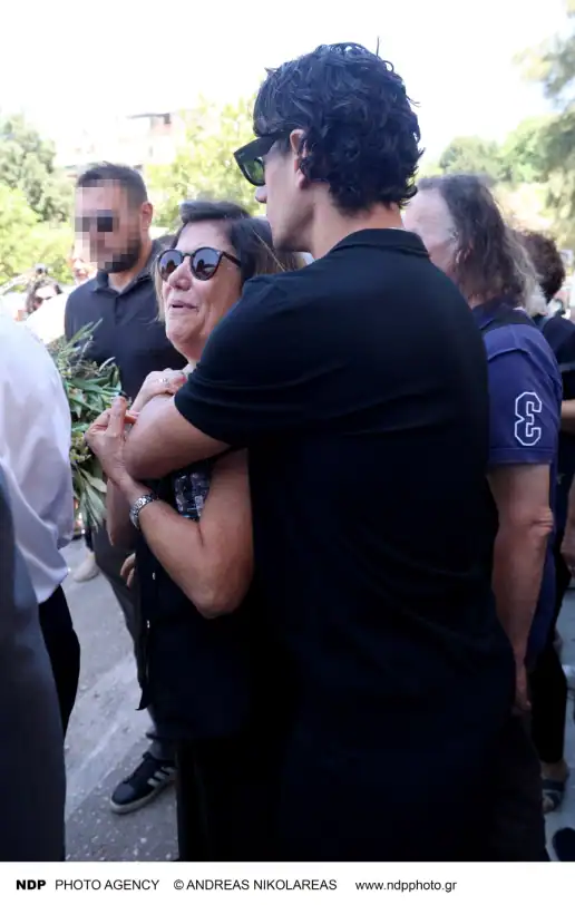 Κηδεία Νίκου Καλογερόπουλου: Ο Πάνος Βλάχος σπάραξε στο κλάμα πάνω από το φέρετρο (φωτογραφίες)