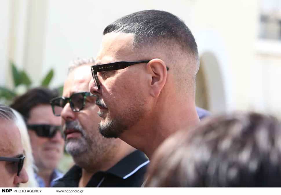 Κηδεία του Κόκοτα: Απόντα τα μεγάλα ονόματα, ούτε Βίσση ούτε Βανδή έδωσαν το παρών στο τελευταίο αντίο (φωτογραφίες)