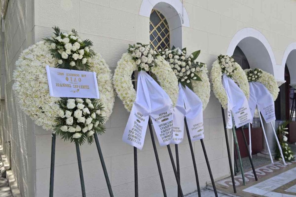Κηδεία του Κόκοτα: Απόντα τα μεγάλα ονόματα, ούτε Βίσση ούτε Βανδή έδωσαν το παρών στο τελευταίο αντίο (φωτογραφίες)