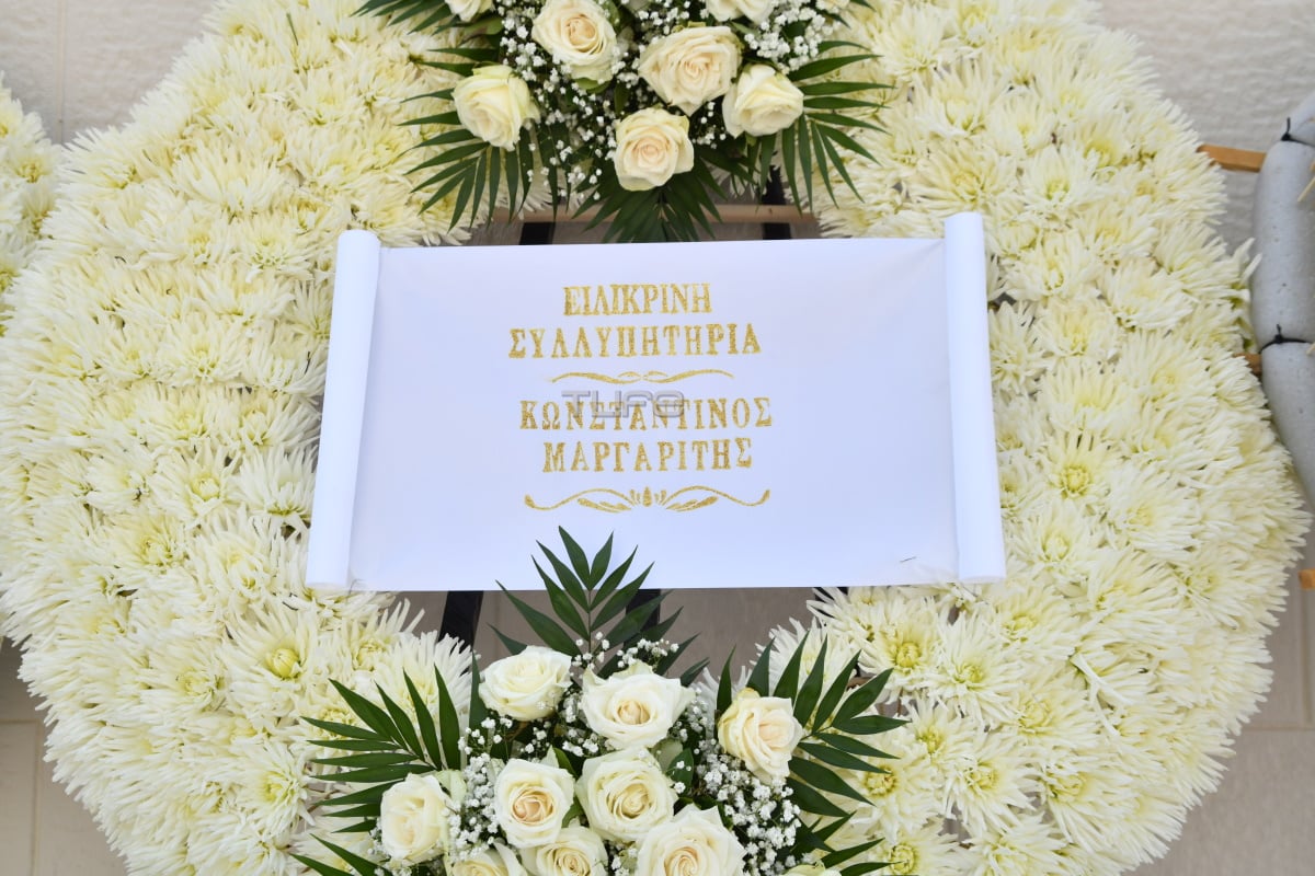Κηδεία Δημήτρη Κόκοτα: Η αδελφή και η σύζυγός του στο τελευταίο αντίο