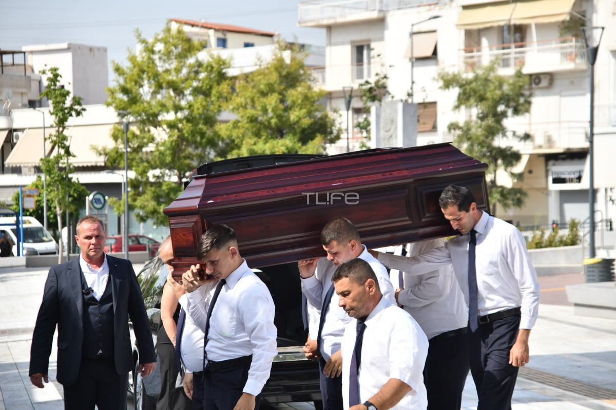 Κηδεία Δημήτρη Κόκοτα: Η αδελφή και η σύζυγός του στο τελευταίο αντίο
