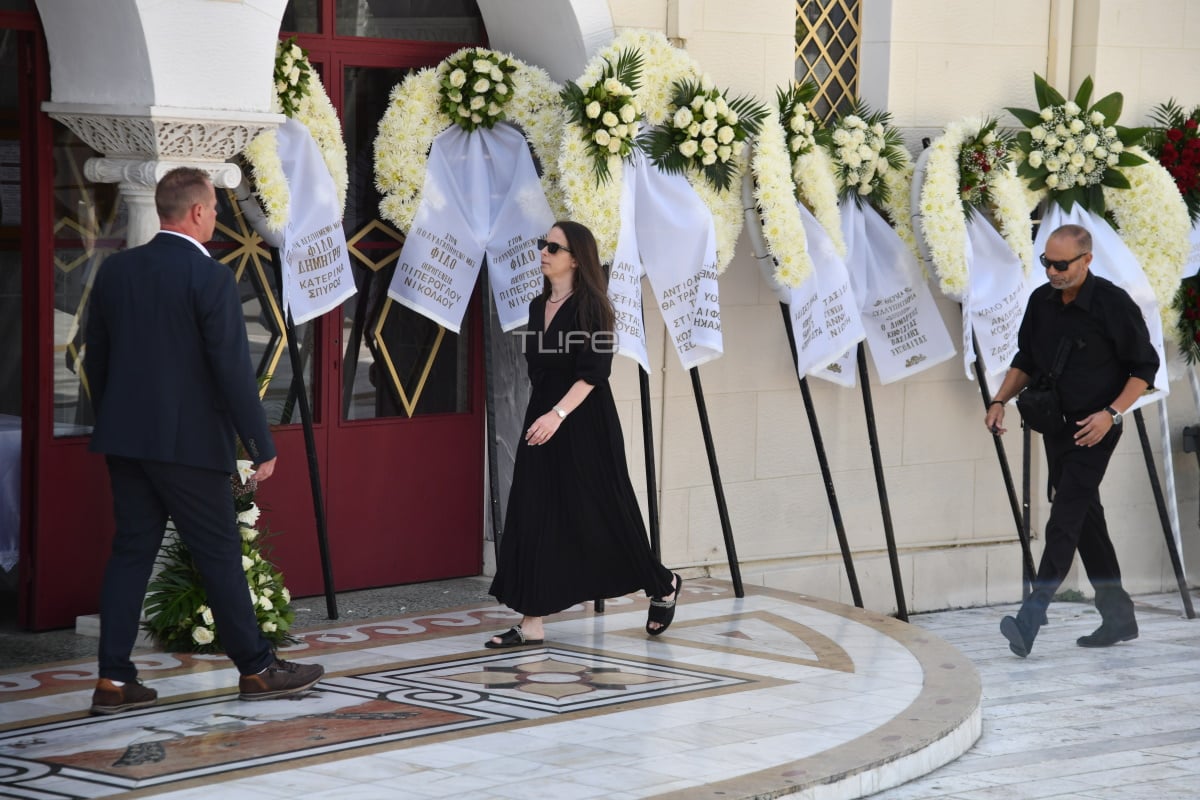 Κηδεία Δημήτρη Κόκοτα: Η αδελφή και η σύζυγός του στο τελευταίο αντίο