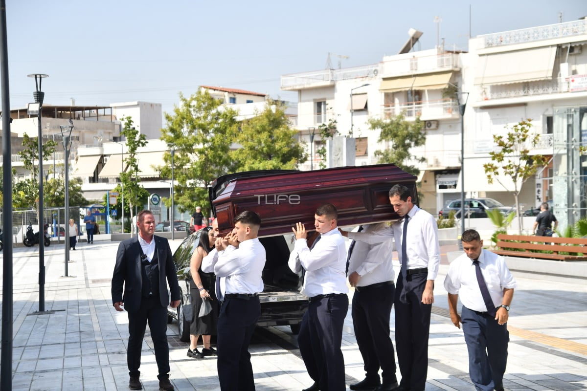 Κηδεία Δημήτρη Κόκοτα: Η αδελφή και η σύζυγός του στο τελευταίο αντίο