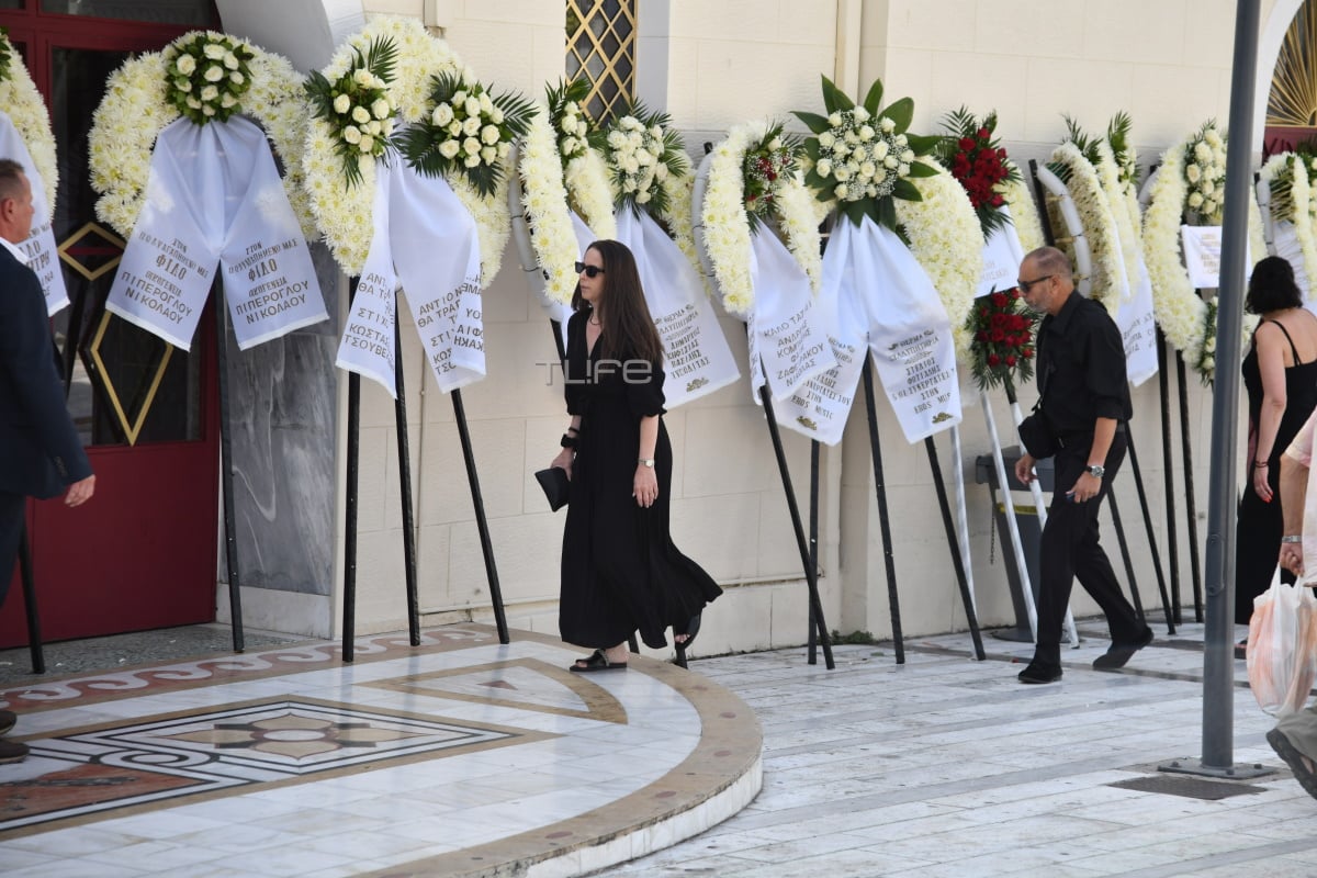 Κηδεία Δημήτρη Κόκοτα: Η αδελφή και η σύζυγός του στο τελευταίο αντίο