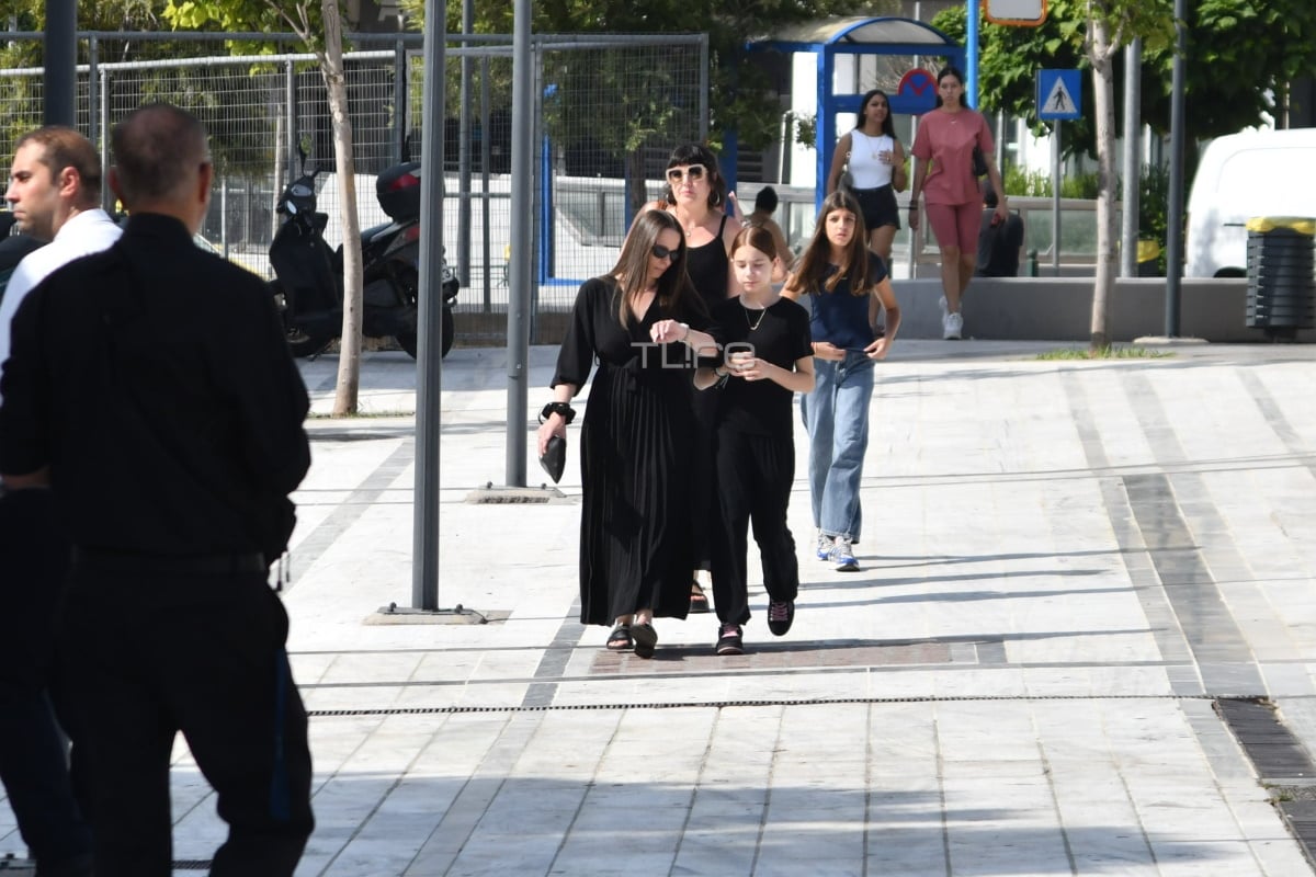 Κηδεία Δημήτρη Κόκοτα: Η αδελφή και η σύζυγός του στο τελευταίο αντίο