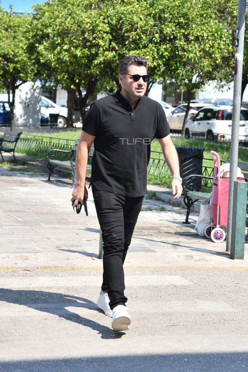 Λάμπρος Κωνσταντάρας: Στο ετήσιο μνημόσυνο του πατέρα του, Δημήτρη Κωνσταντάρα, δεν έφυγε στιγμή από το πλευρό της μητέρας του