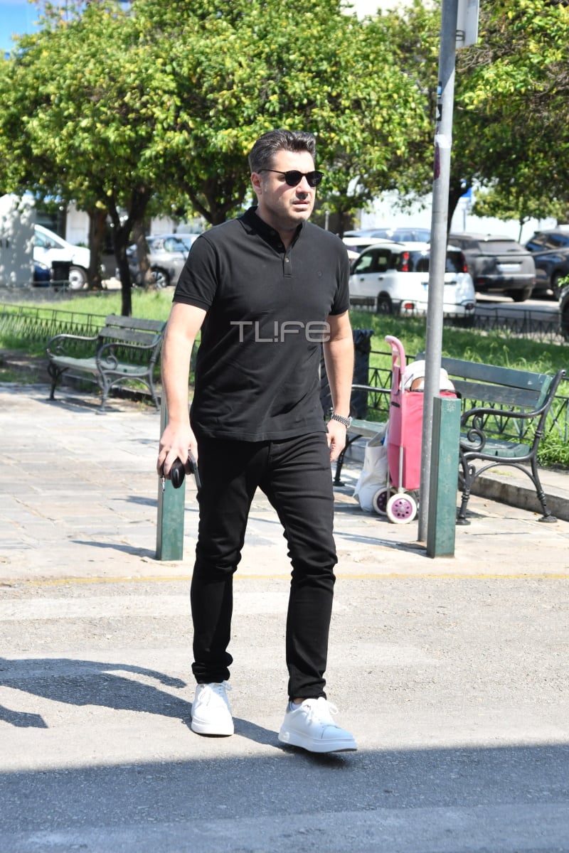 Λάμπρος Κωνσταντάρας: Στο ετήσιο μνημόσυνο του πατέρα του, Δημήτρη Κωνσταντάρα, δεν έφυγε στιγμή από το πλευρό της μητέρας του