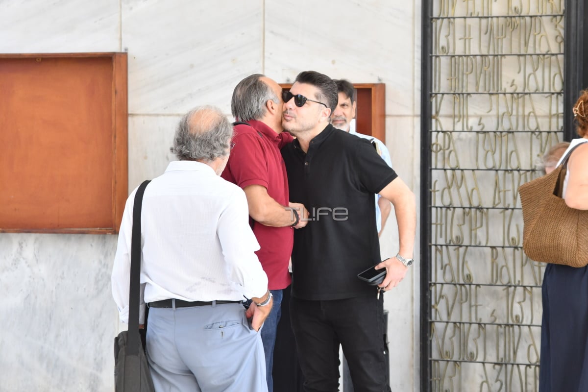 Λάμπρος Κωνσταντάρας: Στο ετήσιο μνημόσυνο του πατέρα του, Δημήτρη Κωνσταντάρα, δεν έφυγε στιγμή από το πλευρό της μητέρας του