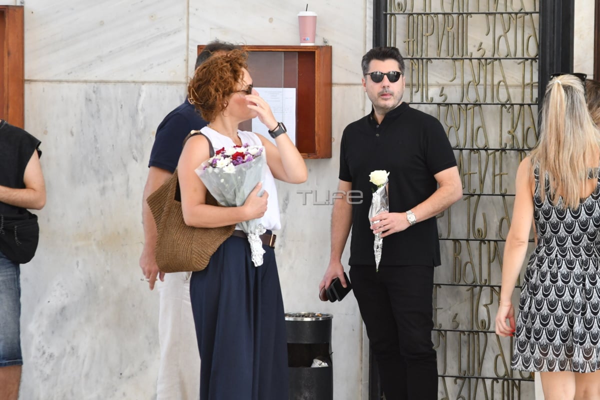 Λάμπρος Κωνσταντάρας: Στο ετήσιο μνημόσυνο του πατέρα του, Δημήτρη Κωνσταντάρα, δεν έφυγε στιγμή από το πλευρό της μητέρας του