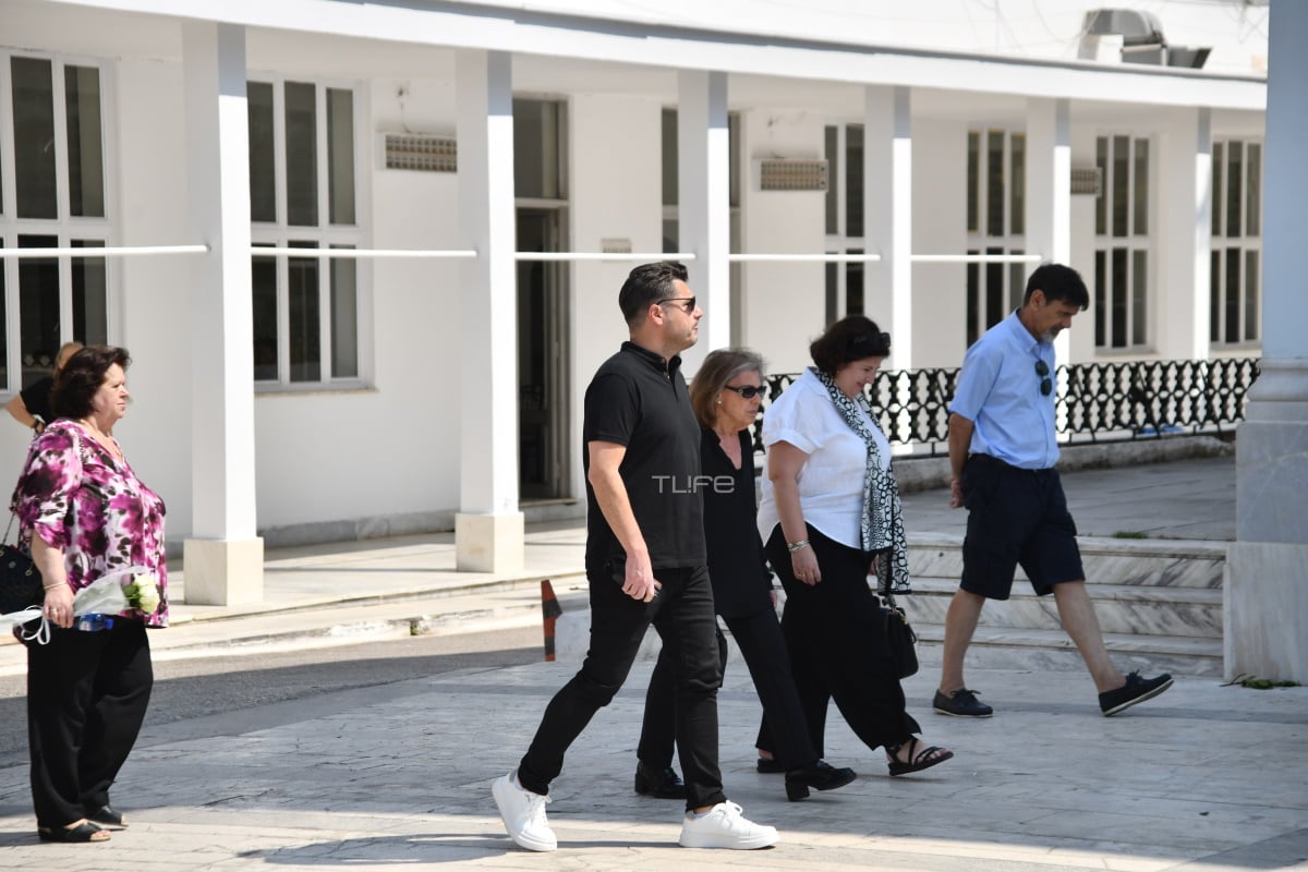 Λάμπρος Κωνσταντάρας: Στο ετήσιο μνημόσυνο του πατέρα του, Δημήτρη Κωνσταντάρα, δεν έφυγε στιγμή από το πλευρό της μητέρας του