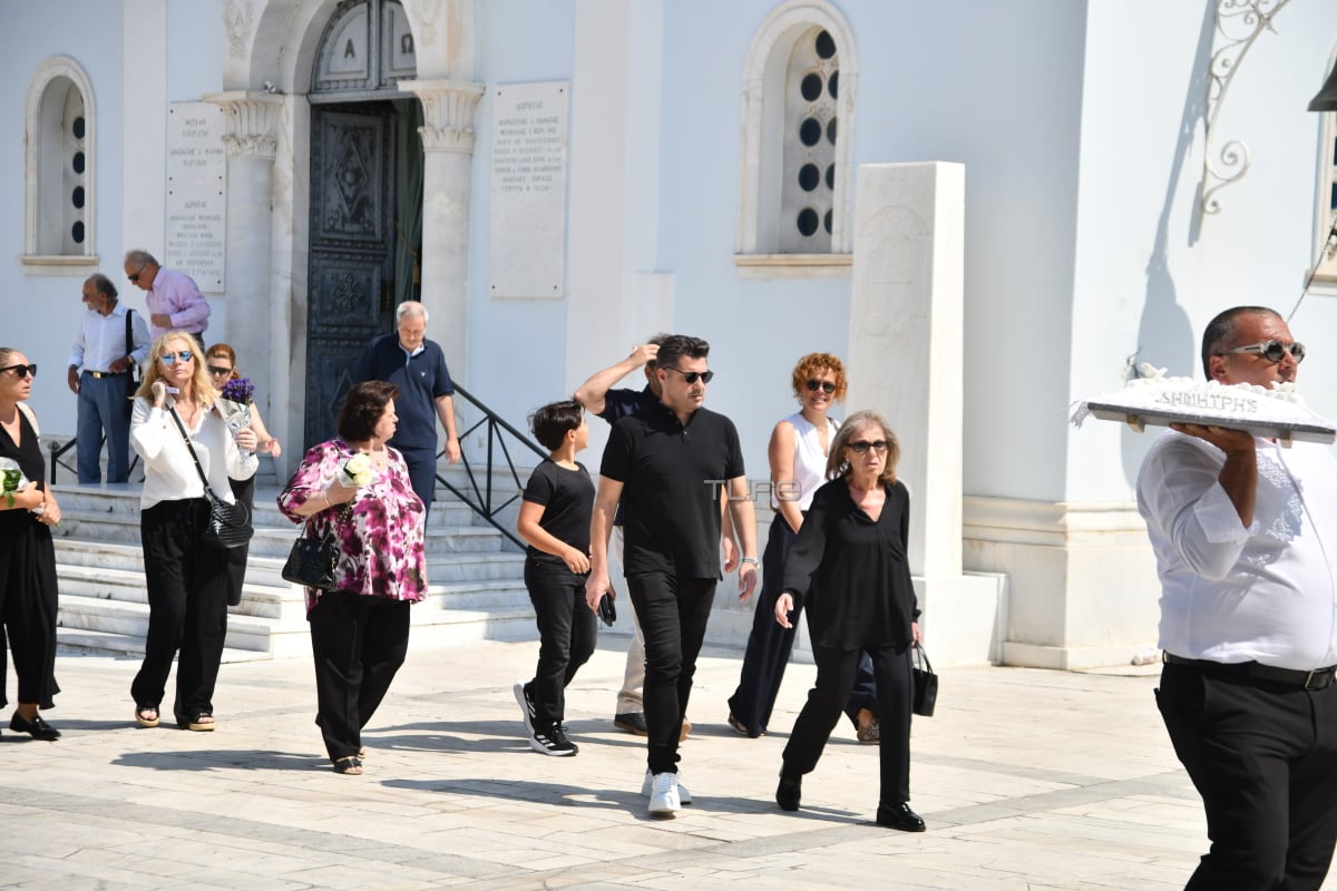 Λάμπρος Κωνσταντάρας: Στο ετήσιο μνημόσυνο του πατέρα του, Δημήτρη Κωνσταντάρα, δεν έφυγε στιγμή από το πλευρό της μητέρας του