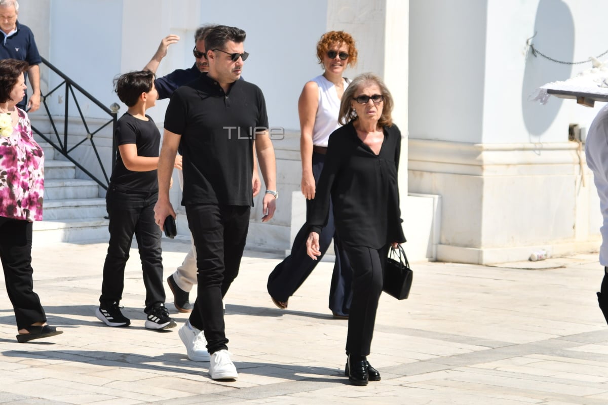 Λάμπρος Κωνσταντάρας: Στο ετήσιο μνημόσυνο του πατέρα του, Δημήτρη Κωνσταντάρα, δεν έφυγε στιγμή από το πλευρό της μητέρας του