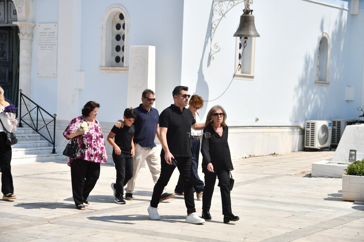 Λάμπρος Κωνσταντάρας: Στο ετήσιο μνημόσυνο του πατέρα του, Δημήτρη Κωνσταντάρα, δεν έφυγε στιγμή από το πλευρό της μητέρας του