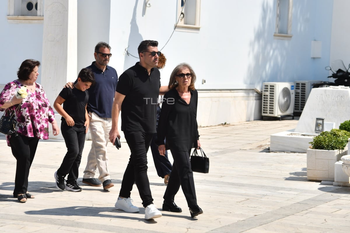 Λάμπρος Κωνσταντάρας: Στο ετήσιο μνημόσυνο του πατέρα του, Δημήτρη Κωνσταντάρα, δεν έφυγε στιγμή από το πλευρό της μητέρας του