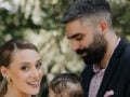 Άννα Κορακάκη – Γιάννης Χαλκιαδάκης: Βάφτισαν την 7 μηνών κόρη τους Αθηνά, φωτογραφίες από το μυστήριο