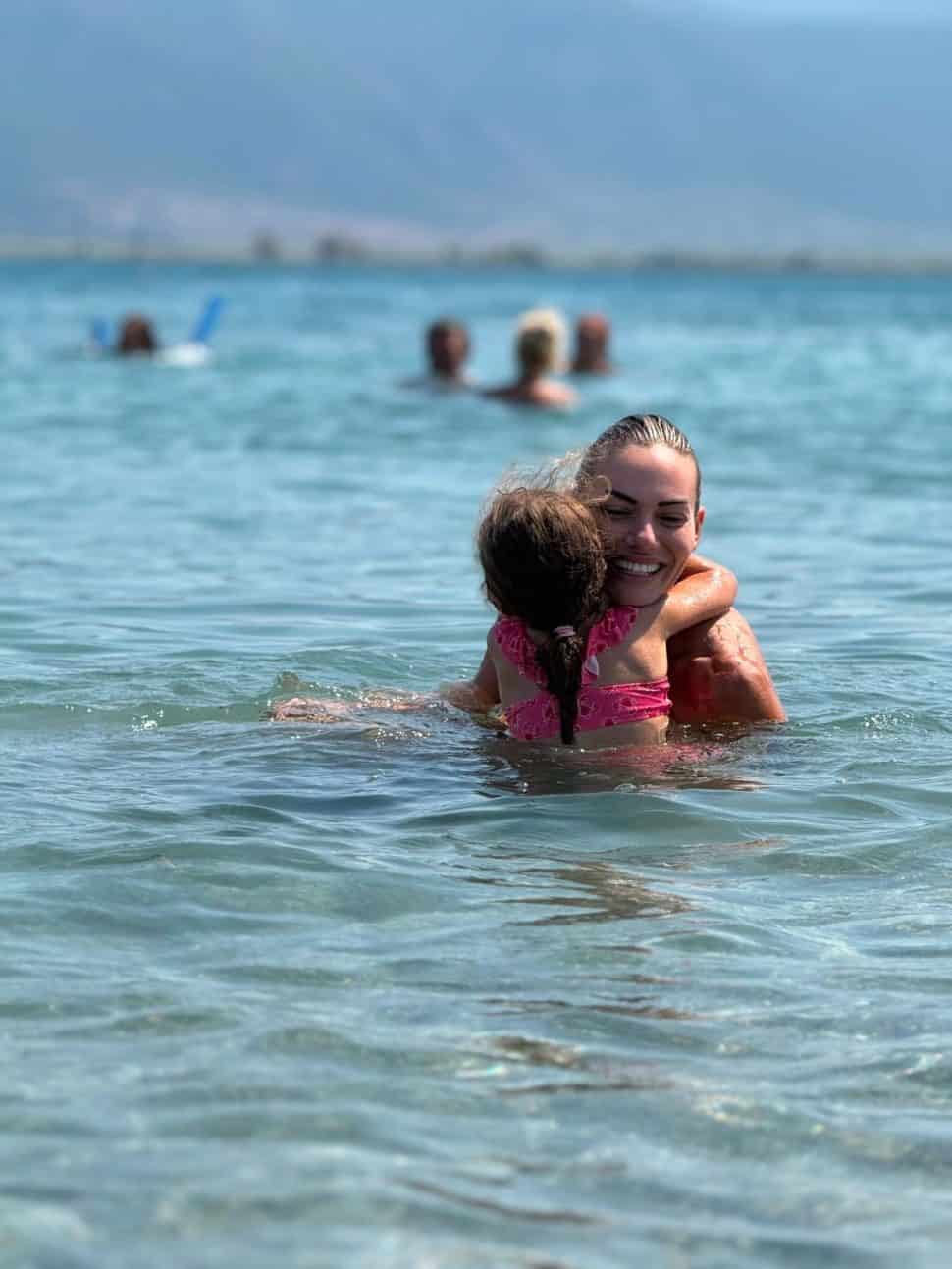 Ιωάννα Μαλέσκου: Διακοπές με την κόρη της χωρίς τον Δανιά – Γιατί κρύβει το διαζύγιό της