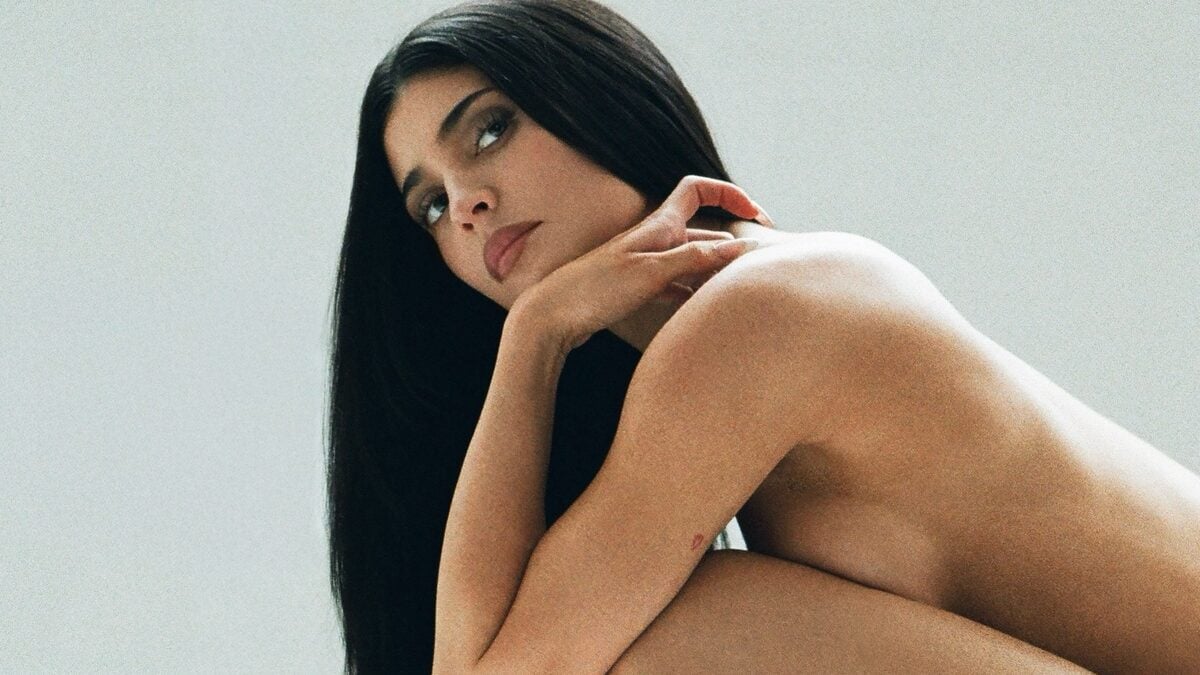 Kylie Jenner ποζάρει γυμνή στη νέα καμπάνια της Khy και παρουσιάζει τα πρώτα της παπούτσια